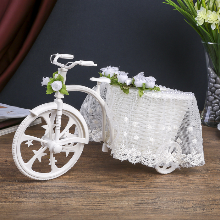 Корзина декоративная "Велосипед с кашпо и белыми розами"