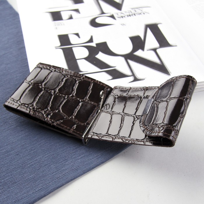 Зажим для купюр на кнопке, с металлическим держателем, отдел для монет, коричневый скат