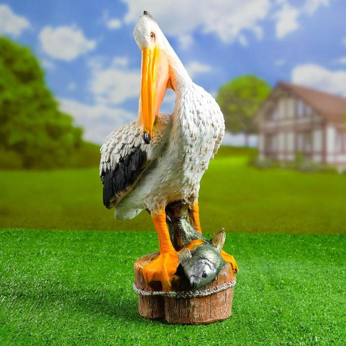 Садовая фигура "Пеликан с рыбкой"
