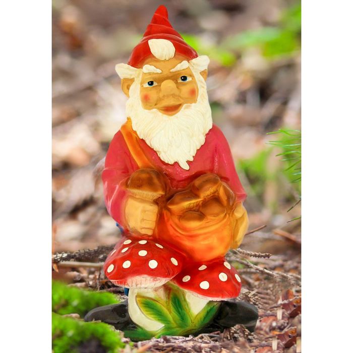 Садовая фигура "Гном с грибами" красный колпак, малиновый кафтан