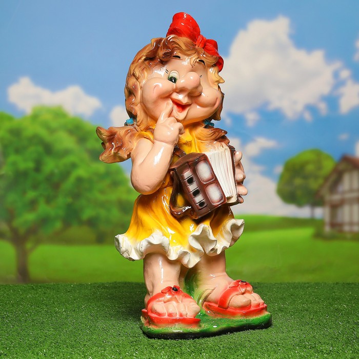 Садовая фигура "Гномиха с гармошкой" фиолетовое платье