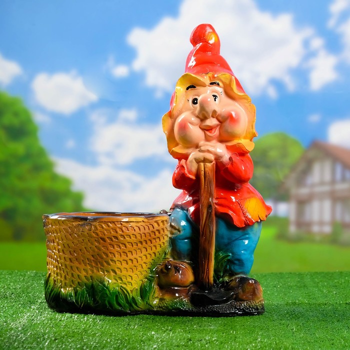 Фигурное кашпо "Гном с лопатой"