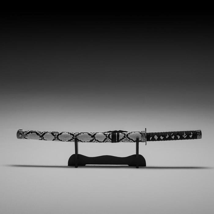 Сувенирное оружие Катана на подставке, серые ножны под змеиную кожу, 70 см