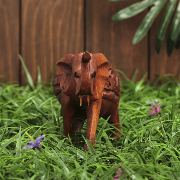 Сувенир "Слон — вперёд" резной