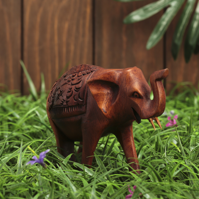 Сувенир "Слон — вперёд" резной