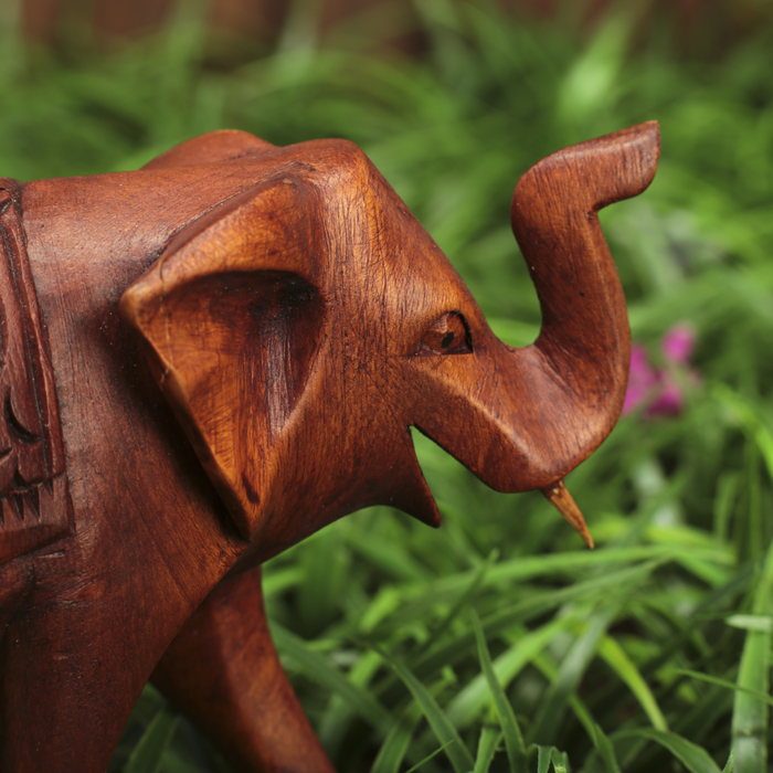 Сувенир "Слон — вперёд" резной