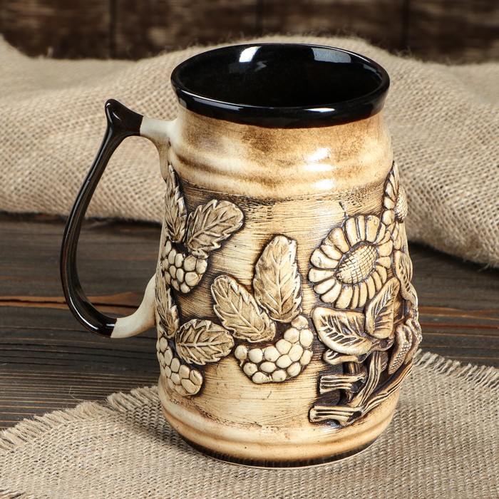 Кружка для пива пивной "Деревня", коричневая, декорированная глиной, 0,8 л