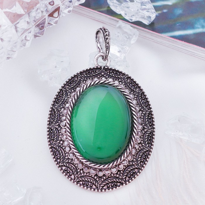 Подвеска в овальной оправе "Хризопраз"