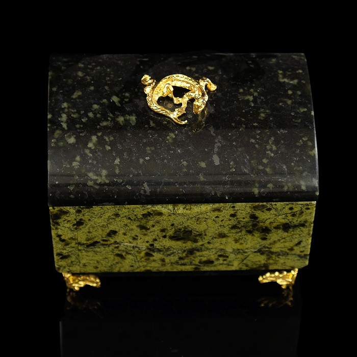 Шкатулка-сундук, на ножках, с ящеркой, средний, змеевик