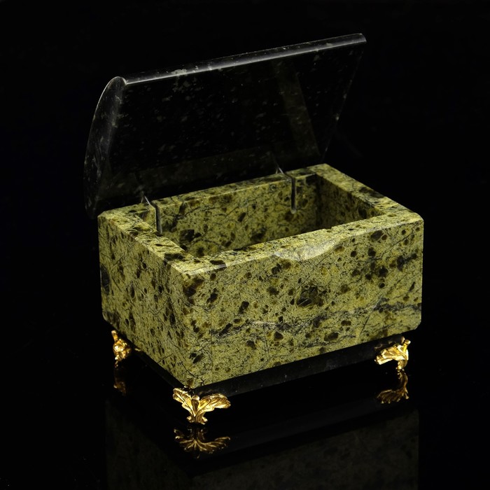 Шкатулка-сундук, на ножках, с ящеркой, средний, змеевик