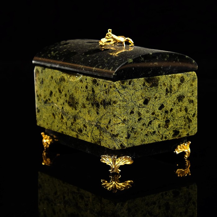 Шкатулка-сундук, на ножках, с ящеркой, средний, змеевик