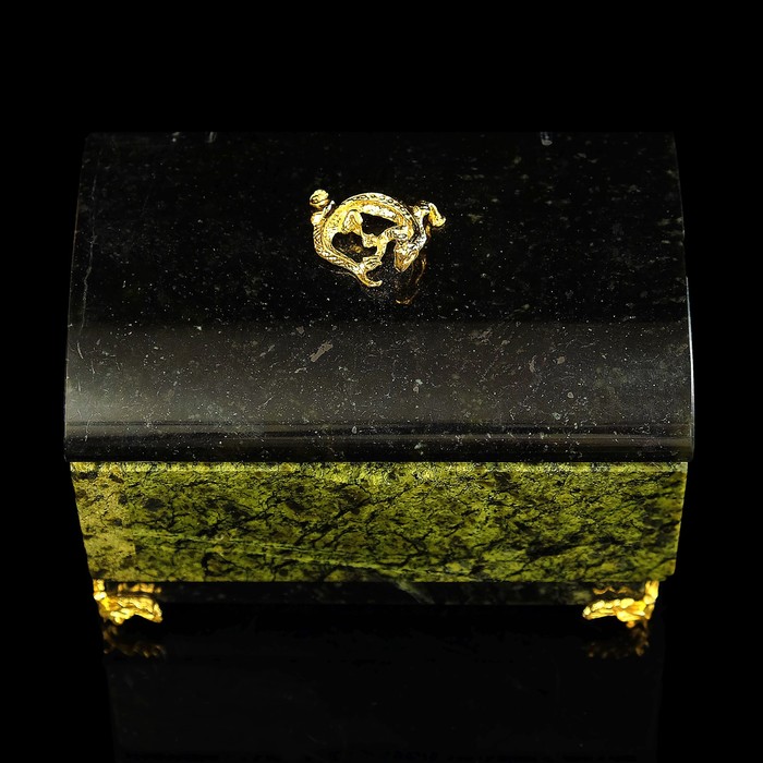 Шкатулка-сундук, на ножках, с ящеркой, большой, змеевик