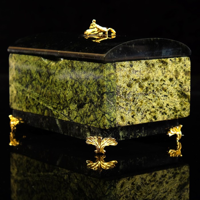 Шкатулка-сундук, на ножках, с ящеркой, большой, змеевик