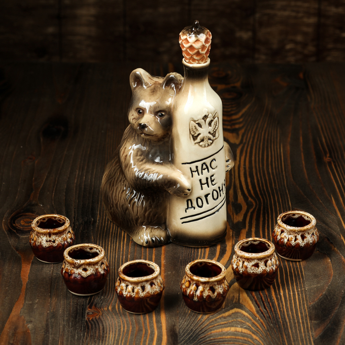 Штоф с рюмками "Медведь: нас не догонят" 7 предметов, 0,7 л