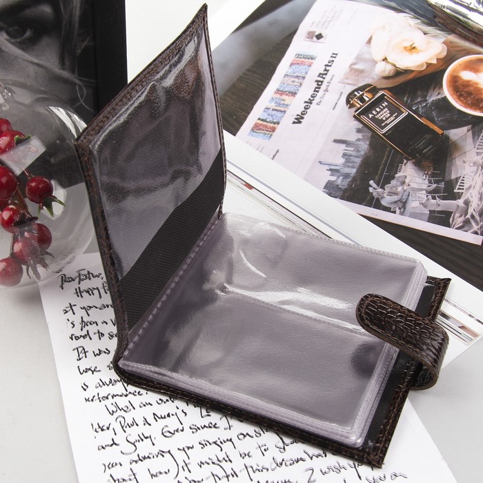 Визитница на кнопке, 2 ряда, 24 листа, крокодил, цвет коричневый