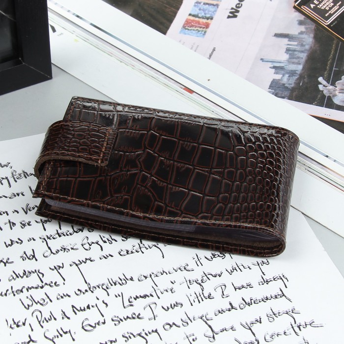 Визитница на кнопке, 1 ряд, 16 листов, крокодил, цвет коричневый