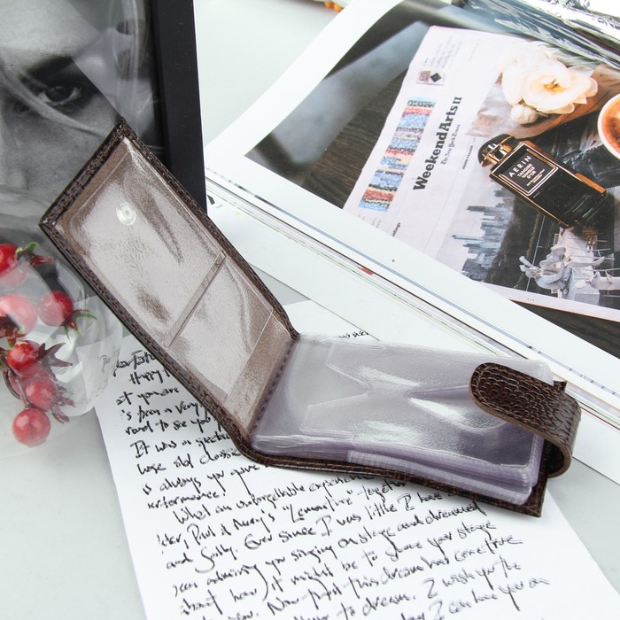 Визитница на кнопке, 1 ряд, 16 листов, крокодил, цвет коричневый