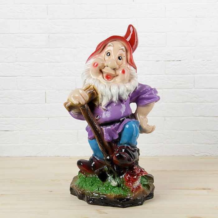 Садовая фигура "Гном с лопатой" средняя, микс