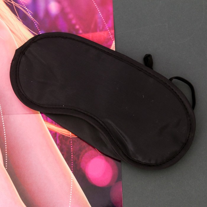 Игра на мальчишник "Приклей клубничку к женской груди"