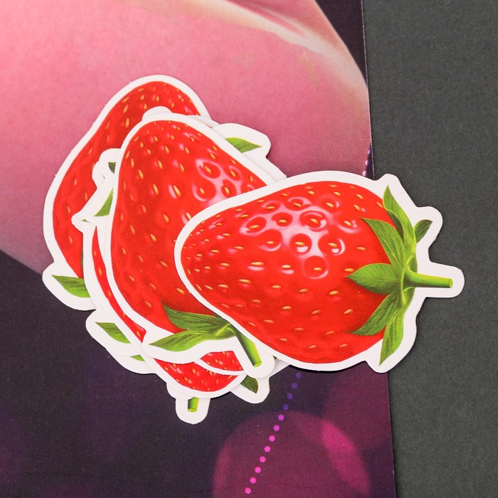 Игра на мальчишник "Приклей клубничку к женской груди"