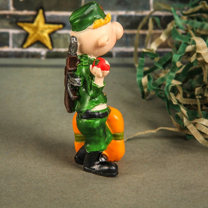 Сувенир "Солдат с посылочкой"