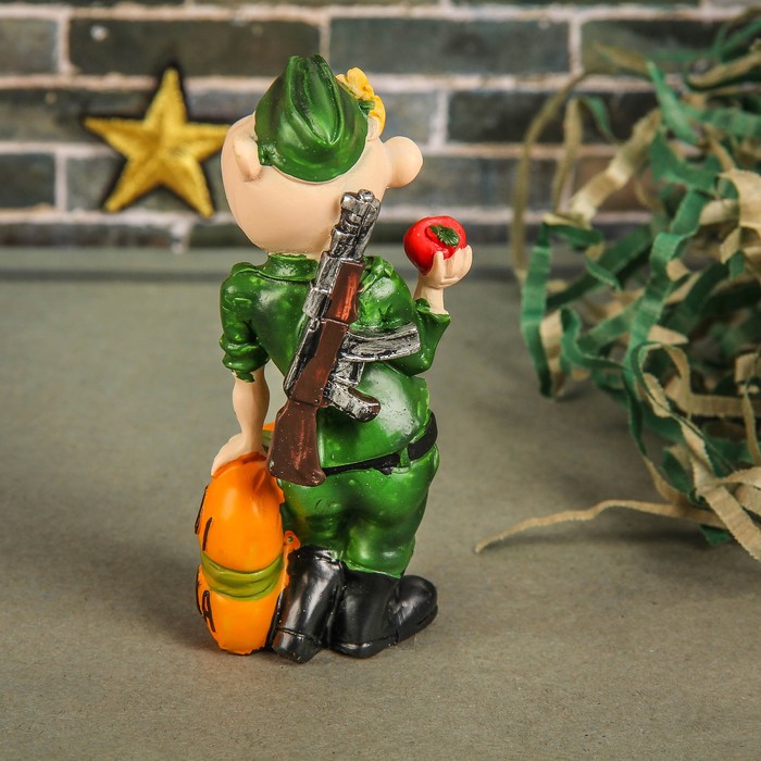 Сувенир "Солдат с посылочкой"