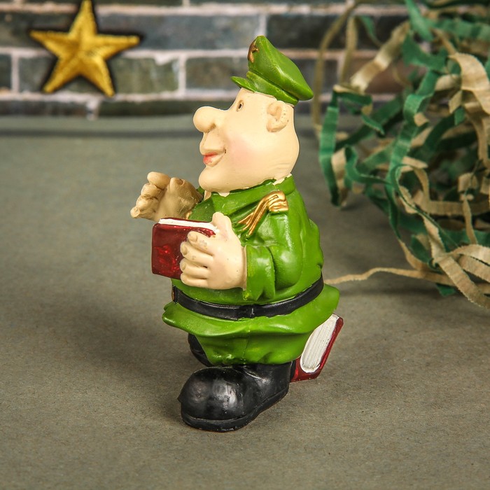 Сувенир "Капитан с книгой"