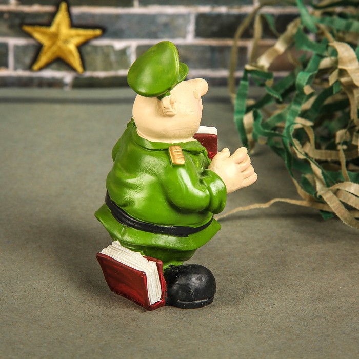 Сувенир "Капитан с книгой"