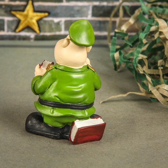 Сувенир "Капитан с книгой"