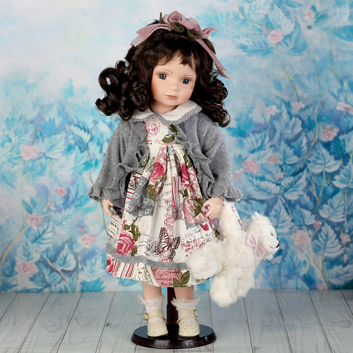 Кукла коллекционная &quot;Мила в сером жакете и с мишкой&quot;
