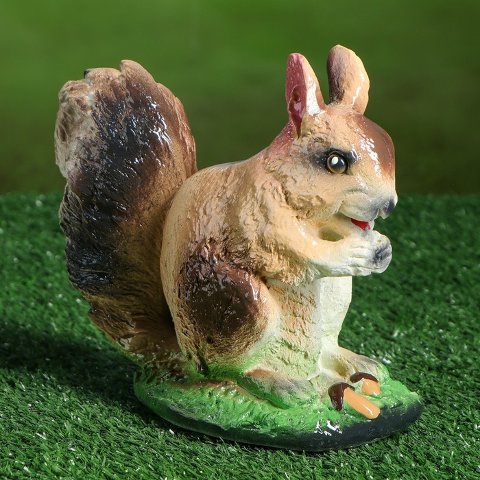 Садовая фигура "Белка на полянке"