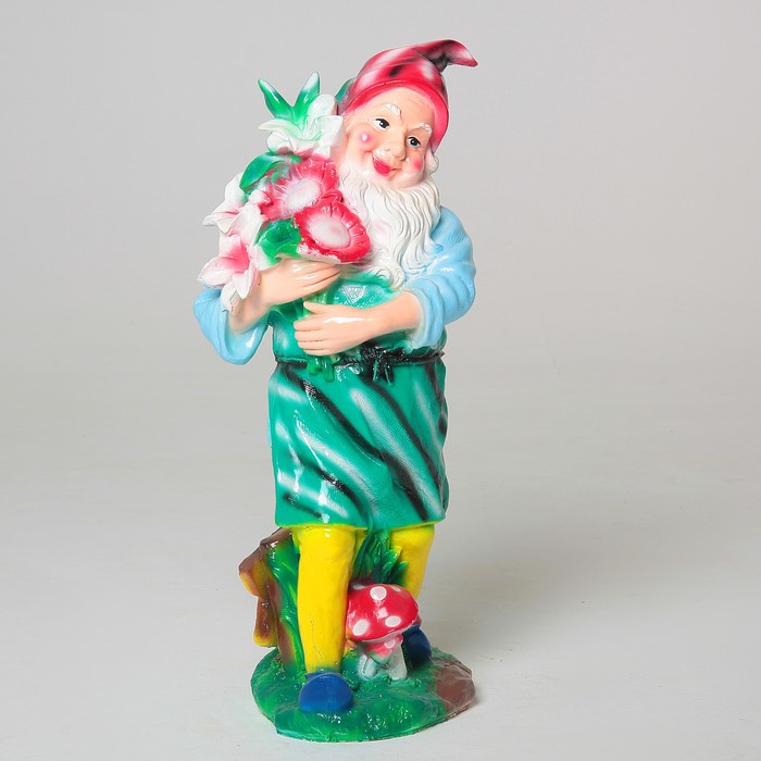 Садовая фигура "Гном-садовник с цветами" красные штаны