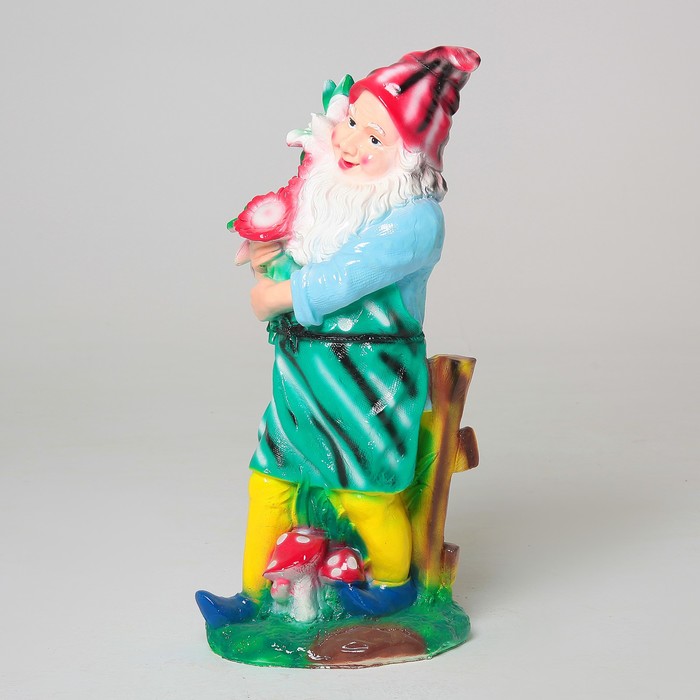 Садовая фигура "Гном-садовник с цветами" красные штаны