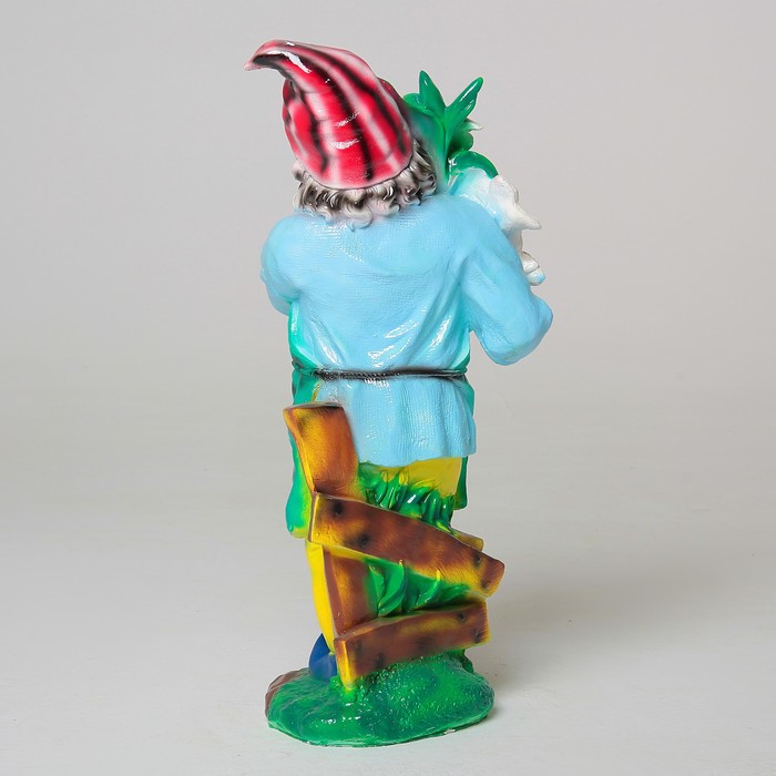 Садовая фигура "Гном-садовник с цветами" красные штаны