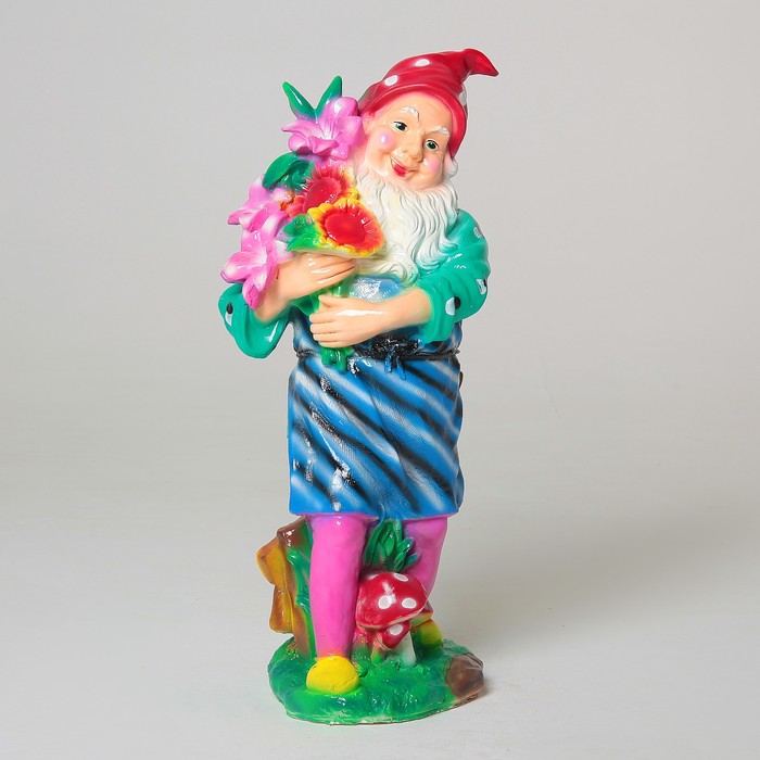 Садовая фигура "Гном-садовник с цветами" красные штаны