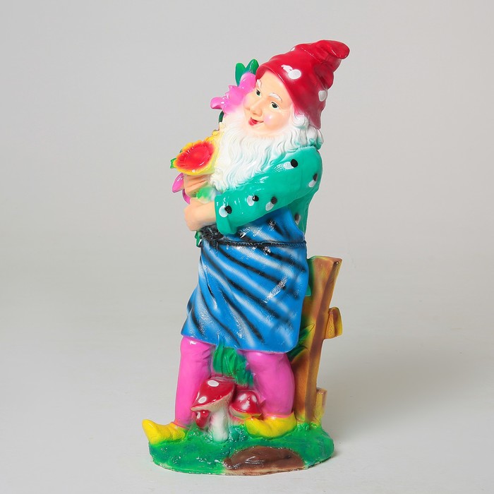 Садовая фигура "Гном-садовник с цветами" красные штаны