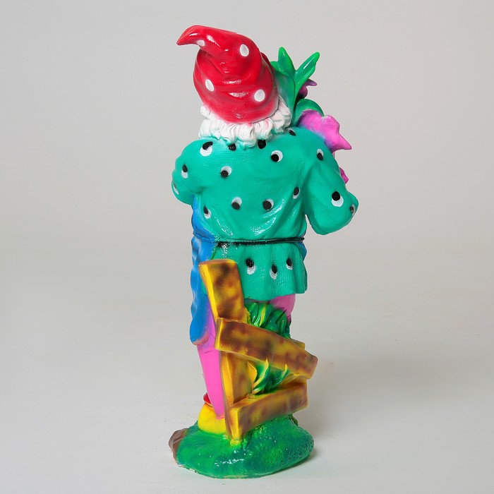 Садовая фигура "Гном-садовник с цветами" красные штаны