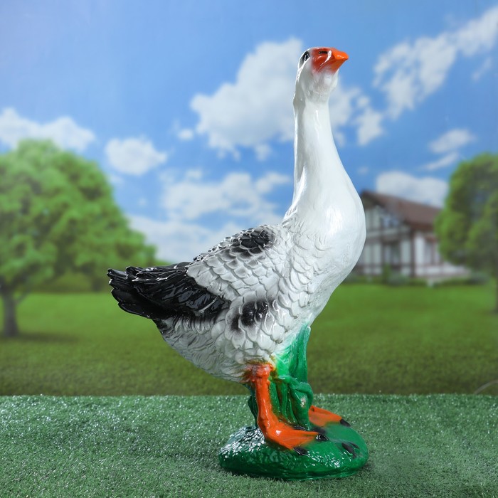 Садовая фигура "Гусь на травке"