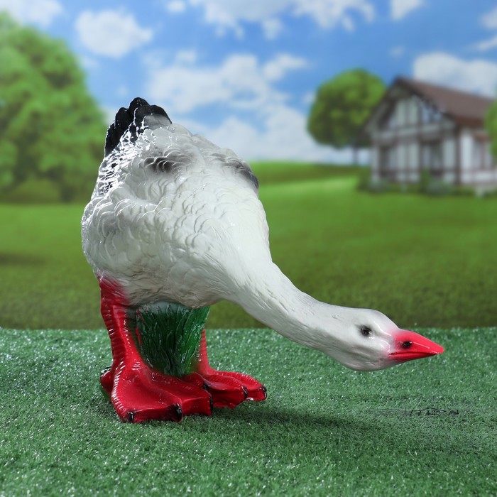 Садовая фигура "Шипящий гусь Дэзи"