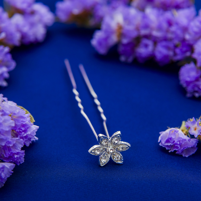 Шпилька для волос "Лилия со стразами"