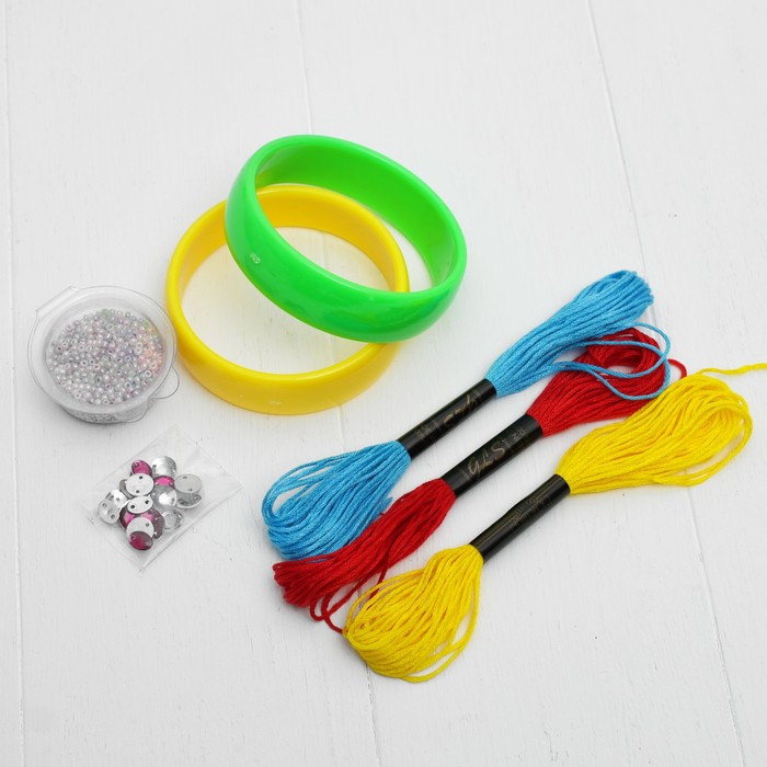 Набор для творчества "Укрась браслет": бисер 10 г, стразы 10 г, нитки: красные, синие, зелёные