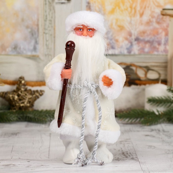 Дед Мороз, в белой шубе и валенках, с посохом, русская мелодия