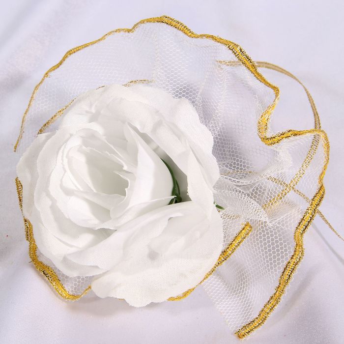 Набор белых роз для украшения свадебного авто