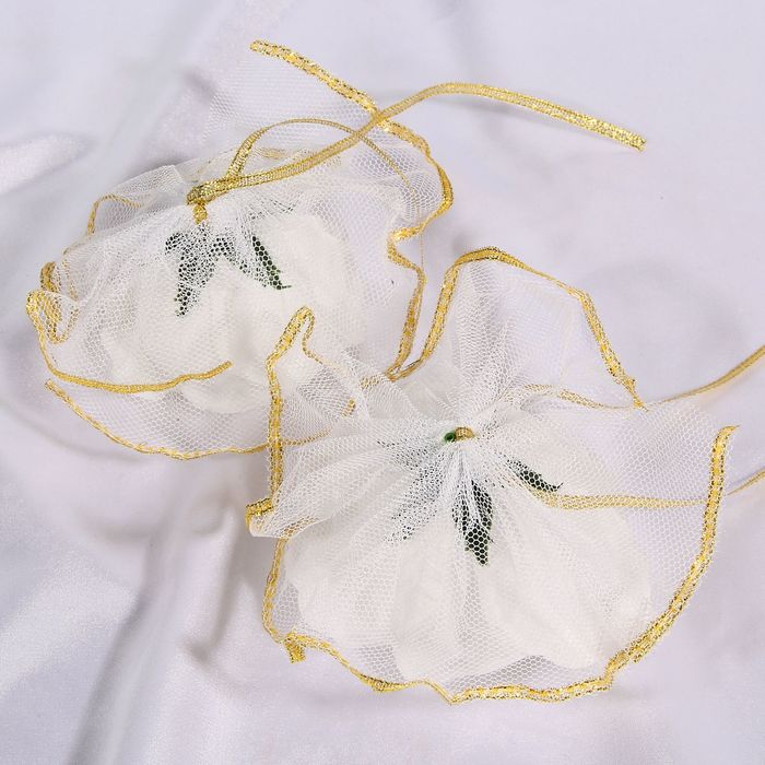 Набор белых роз для украшения свадебного авто