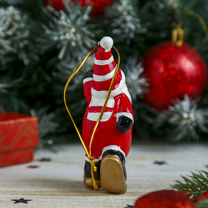 Сувенир "Дед Мороз на лыжах"