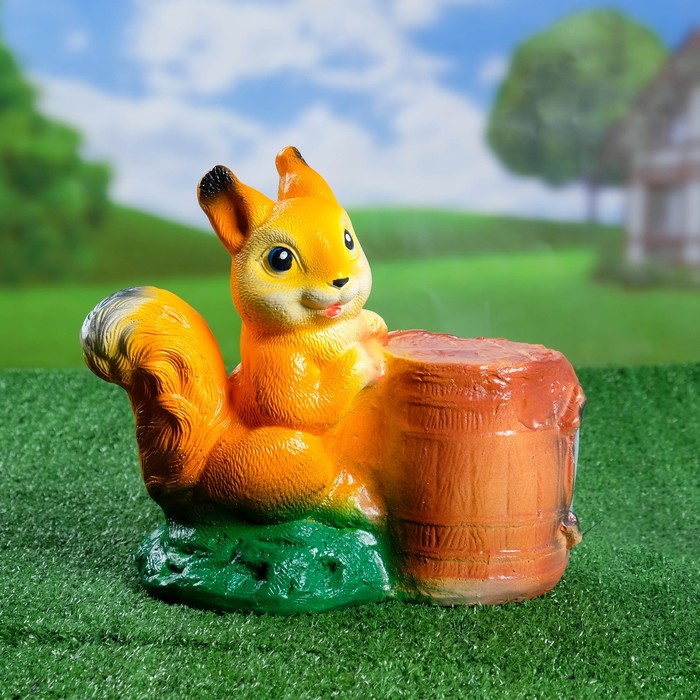 Садовая фигура "Белка с бочкой"
