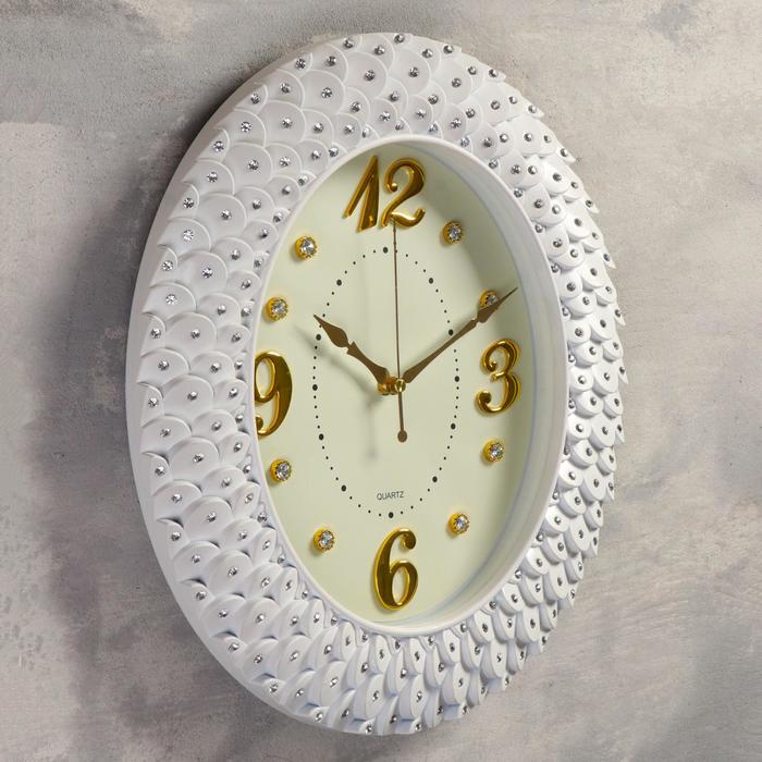 Часы настенные "Чешуя из страз", белые, цифры золотые