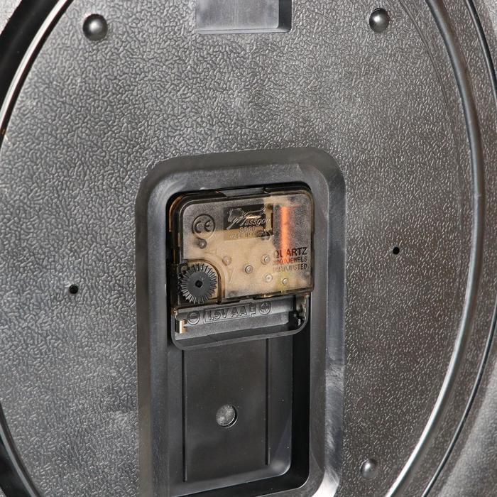 Часы настенные "Чешуя из страз", белые, цифры золотые