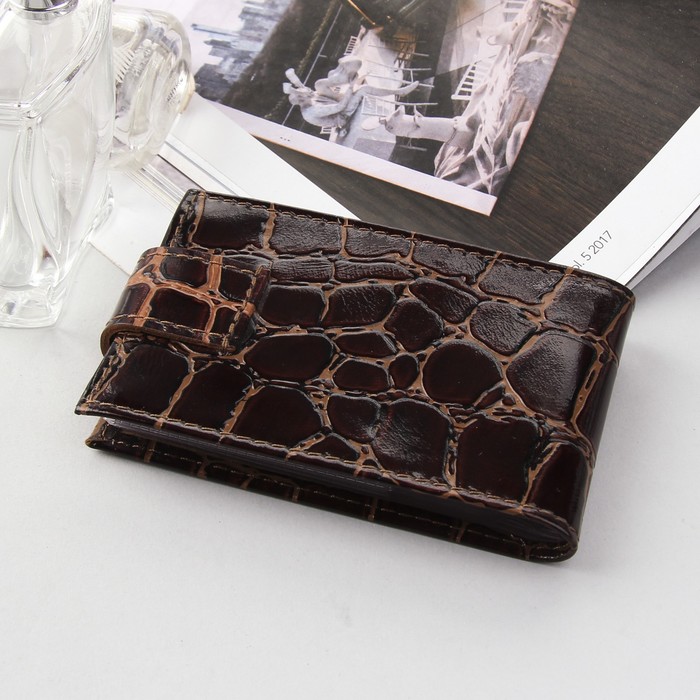 Визитница на кнопке, 1 ряд, 16 листов, крокодил, цвет коричневый