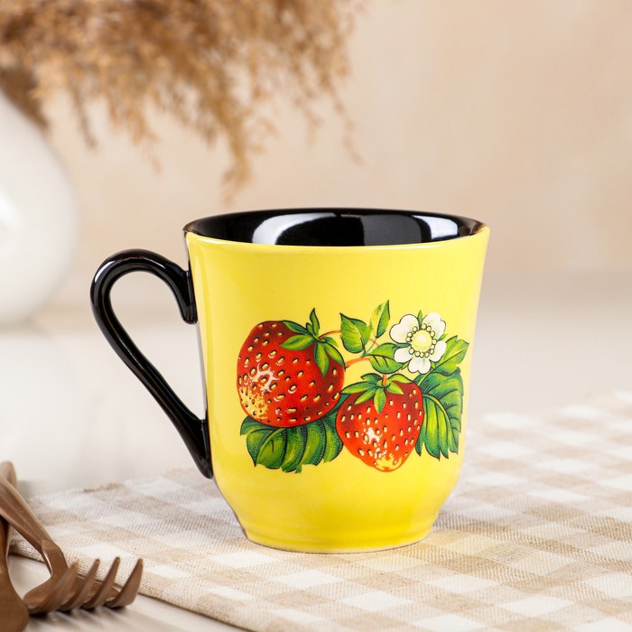 Кружка 350 мл "Жёлто-коричневая" с деколью, ягоды